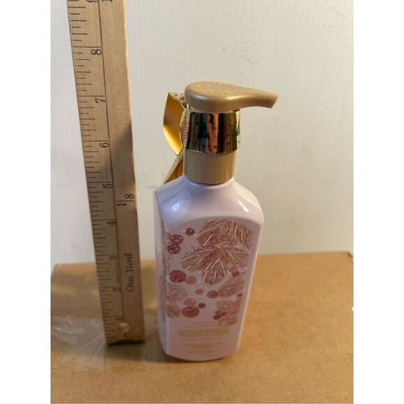 Bath Body White Barn  Strawberry snowflake hand soap 8fl. - Picture 2 of 3